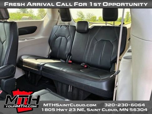 Used 2024 Chrysler Pacifica Touring-L FWD image 11