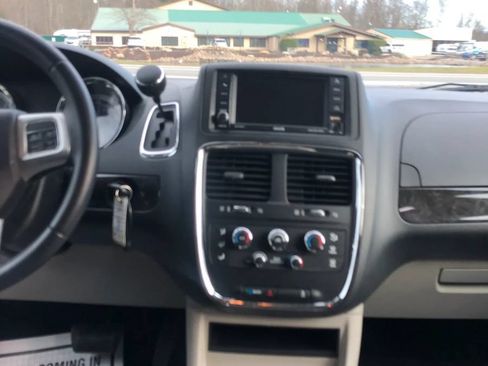 Used 2014 Dodge Grand Caravan SXT w/ UConnect Hands-Free Group FWD image 16