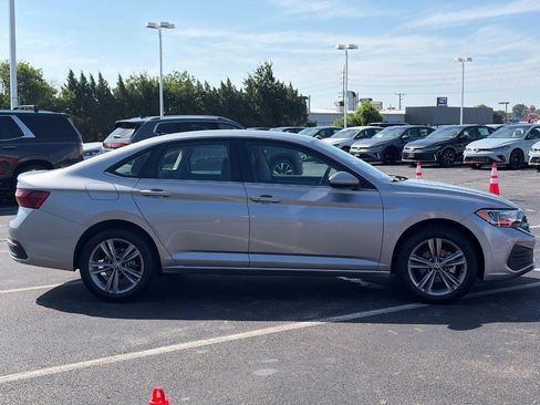 Certified 2024 Volkswagen Jetta SE FWD image 4