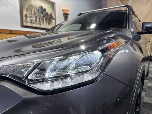 Used 2020 Toyota C-HR XLE FWD image 3