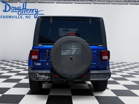 Used 2018 Jeep Wrangler Unlimited Sahara AWD/4WD image 4