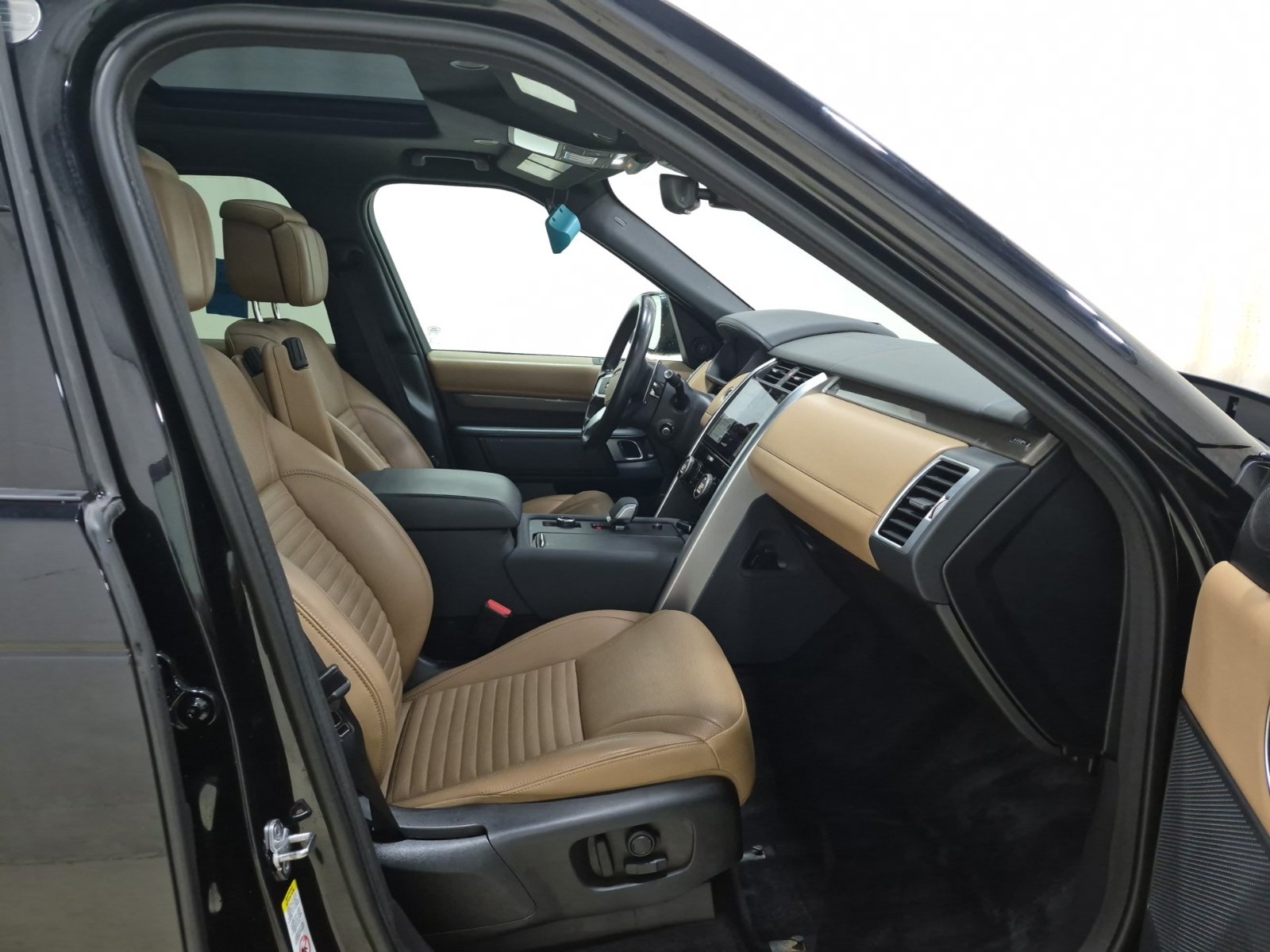Used 2023 Land Rover Discovery HSE R-Dynamic AWD/4WD image 12