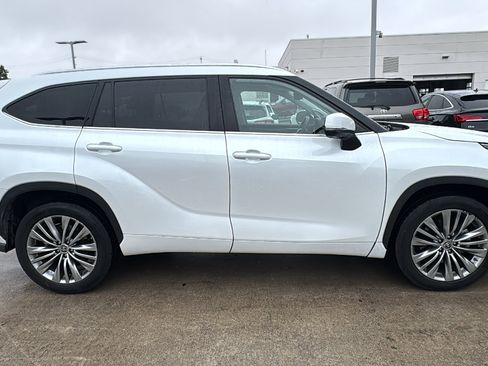 Used 2022 Toyota Highlander Platinum image 8