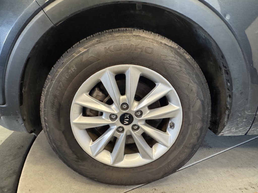 Used 2020 Kia Sorento LX AWD/4WD image 26