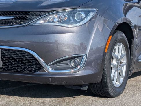Used 2020 Chrysler Pacifica Touring-L FWD image 10