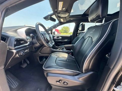 Used 2025 Chrysler Pacifica Limited FWD image 2