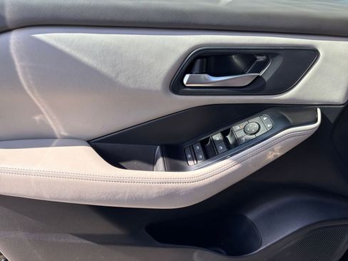 Used 2025 Nissan Rogue SV image 18