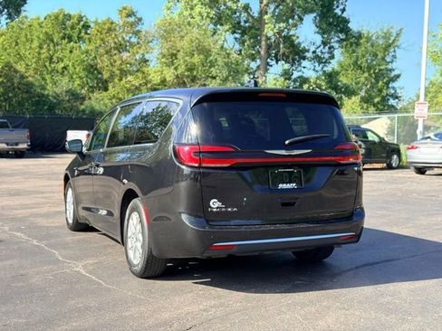 Used 2023 Chrysler Pacifica Touring-L FWD image 5