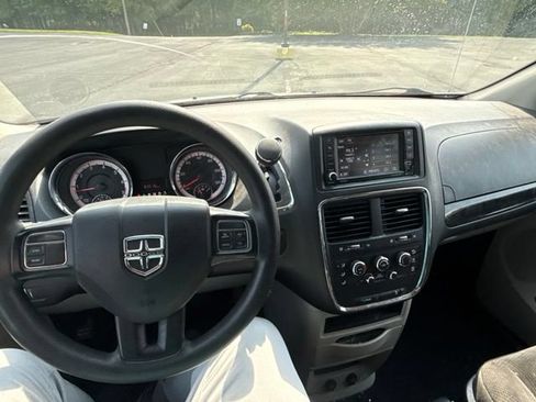 Used 2019 Dodge Grand Caravan SE FWD image 8