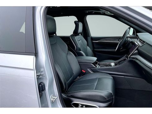 Certified 2025 Jeep Grand Cherokee Overland w/ Luxury Tech Group IV image 8