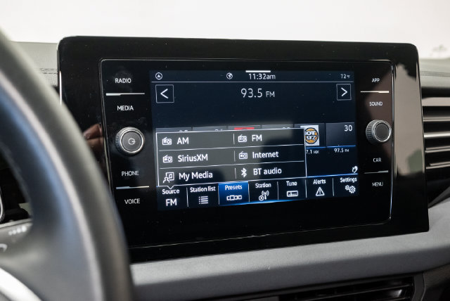 Used 2025 Volkswagen Jetta SE FWD image 17