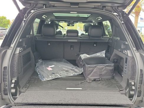 New 2026 Land Rover Range Rover Long Wheelbase SE image 11