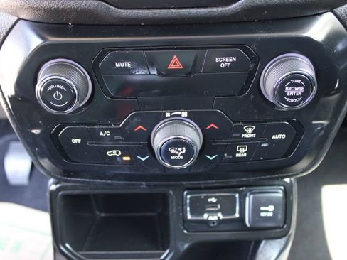 Used 2018 Jeep Renegade Altitude FWD image 18