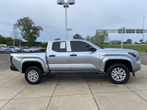 Used 2025 Toyota Tacoma SR image 13