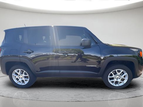 Used 2023 Jeep Renegade Latitude AWD/4WD image 2
