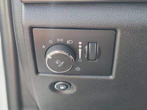 Used 2019 Jeep Grand Cherokee Altitude RWD image 38