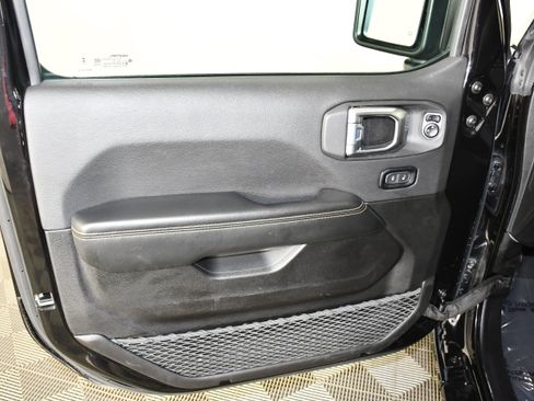 Used 2025 Jeep Wrangler Unlimited Sahara AWD/4WD image 26