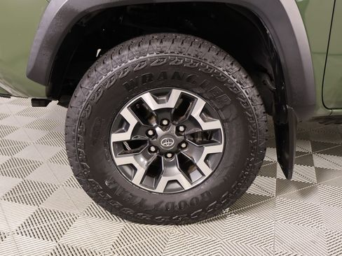 Used 2022 Toyota Tacoma TRD Off-Road w/ Technology Package AWD/4WD image 16