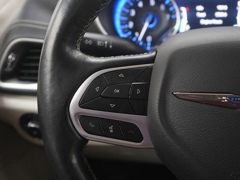 Used 2021 Chrysler Pacifica Touring-L image 27