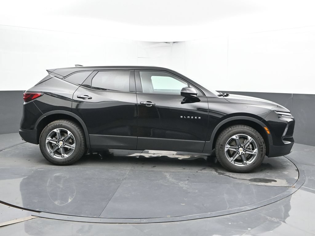 Used 2025 Chevrolet Blazer LT FWD image 4