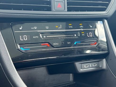 Used 2025 Volkswagen Jetta SE FWD image 22