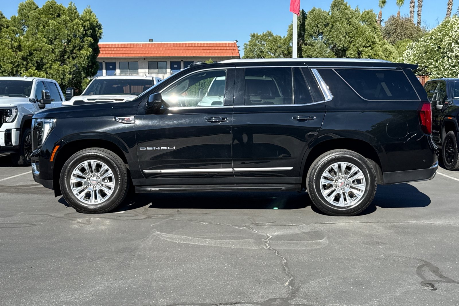 Used 2025 GMC Yukon Denali AWD/4WD image 8