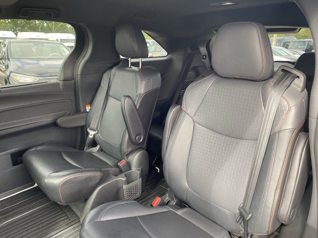 Used 2021 Toyota Sienna XSE FWD image 5