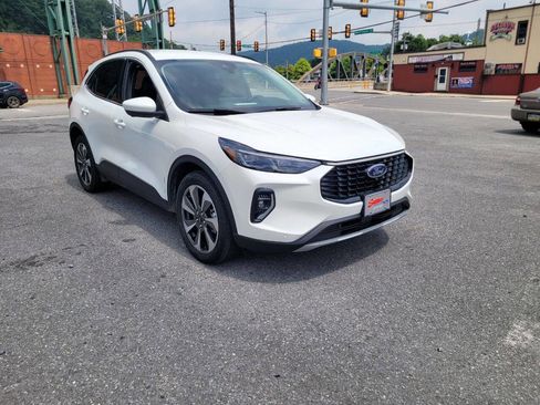 Used 2023 Ford Escape Platinum image 2