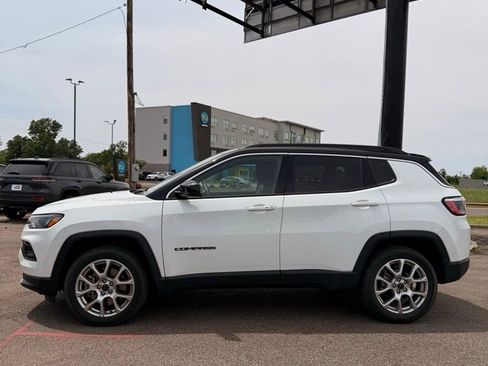 Used 2025 Jeep Compass Limited AWD/4WD image 3