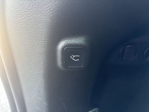 Used 2019 Jeep Cherokee Latitude Plus w/ Comfort/Convenience Group image 18