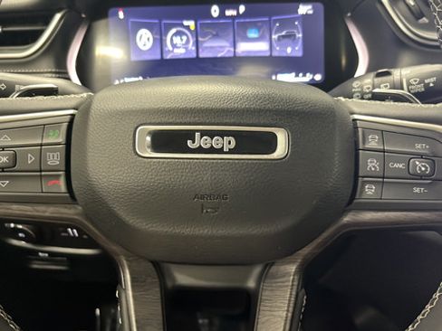 Used 2023 Jeep Grand Cherokee L Limited AWD/4WD image 16