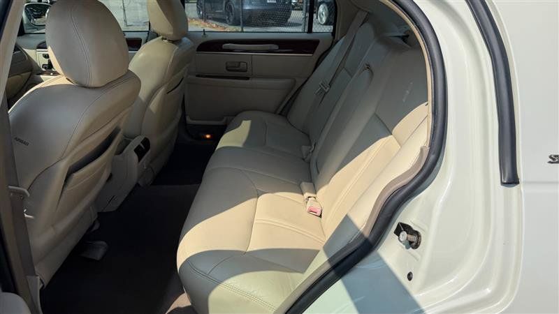 Used 2005 Lincoln Town Car Signature Limited RWD image 17