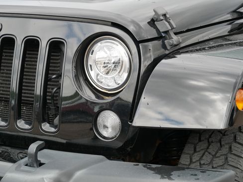 Used 2018 Jeep Wrangler Unlimited Sahara AWD/4WD image 16