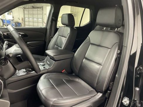 Used 2023 Chevrolet Traverse RS FWD image 11