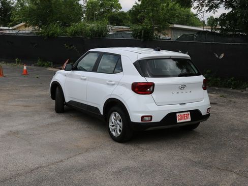Used 2022 Hyundai Venue SE image 3