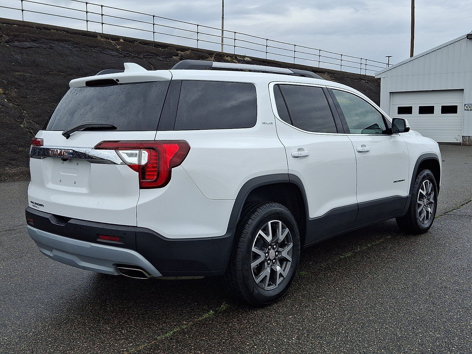 Used 2023 GMC Acadia SLE w/ Driver Convenience Package FWD image 6