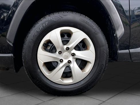 Used 2021 Toyota RAV4 LE FWD image 11
