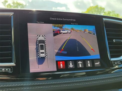 New 2024 Chrysler Pacifica Limited w/ Uconnect Theater Family Group image 21
