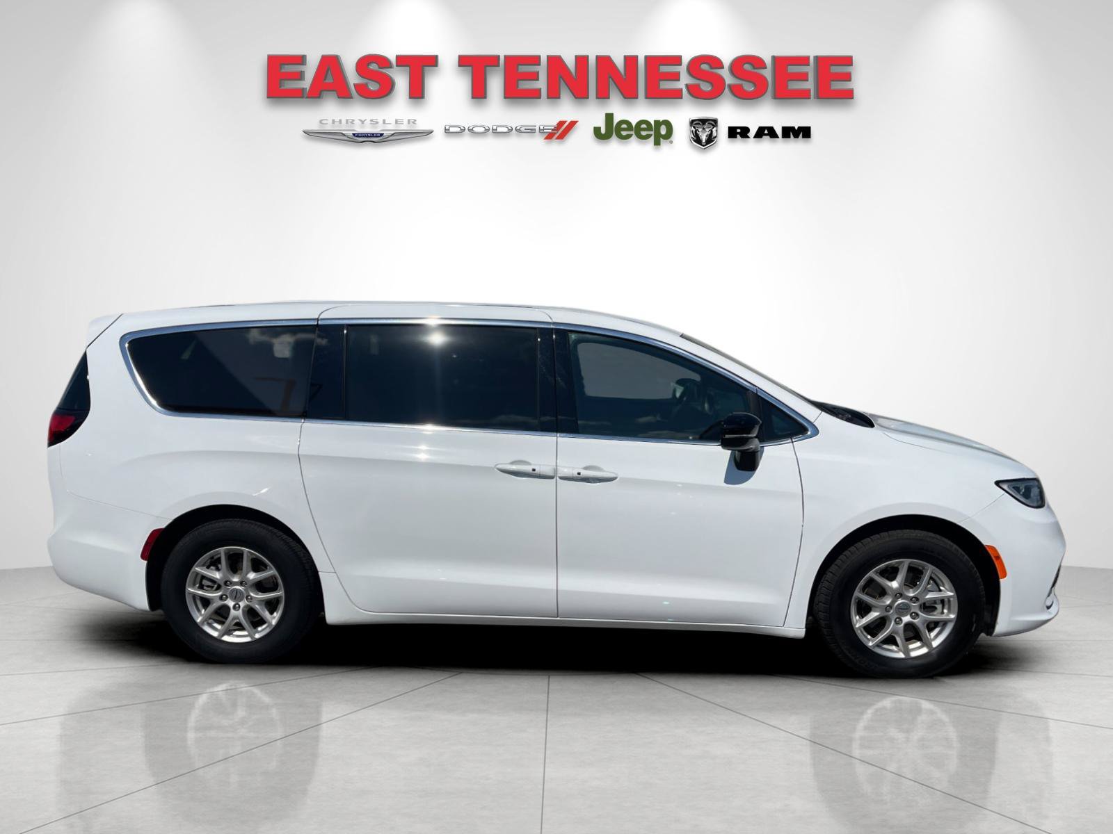 Used 2025 Chrysler Pacifica Select FWD image 2
