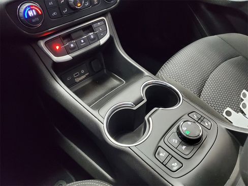 Used 2024 GMC Terrain SLE w/ Driver Convenience Package image 24