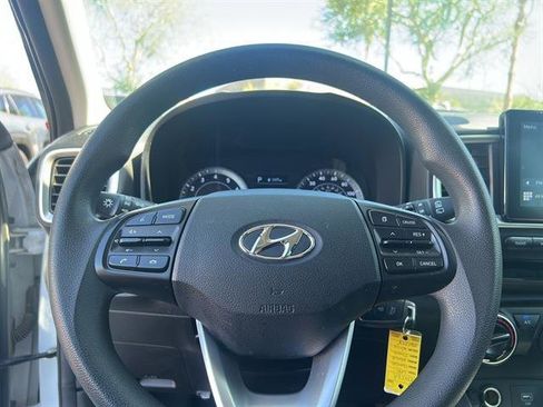 Used 2021 Hyundai Venue SE image 19