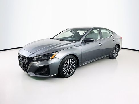 Used 2024 Nissan Altima 2.5 SV image 3