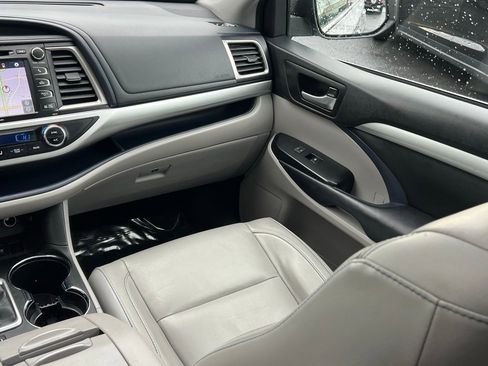 Used 2017 Toyota Highlander XLE image 18