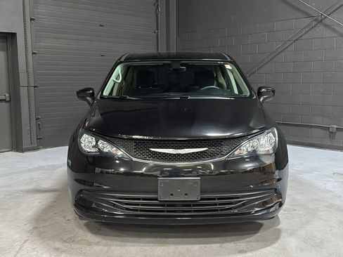 Used 2017 Chrysler Pacifica Touring FWD image 2