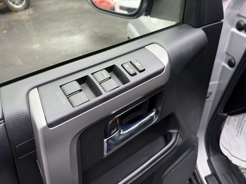 Used 2018 Toyota 4Runner SR5 AWD/4WD image 11