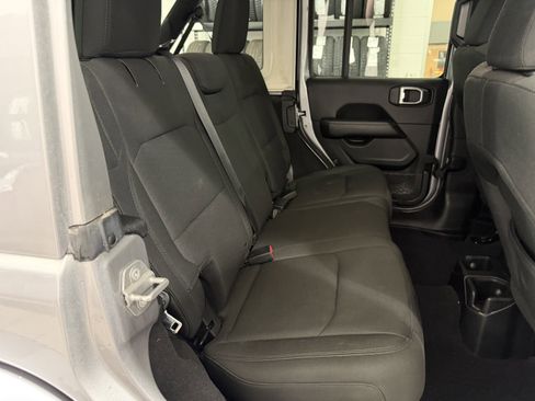 Used 2018 Jeep Wrangler Unlimited Sahara image 32