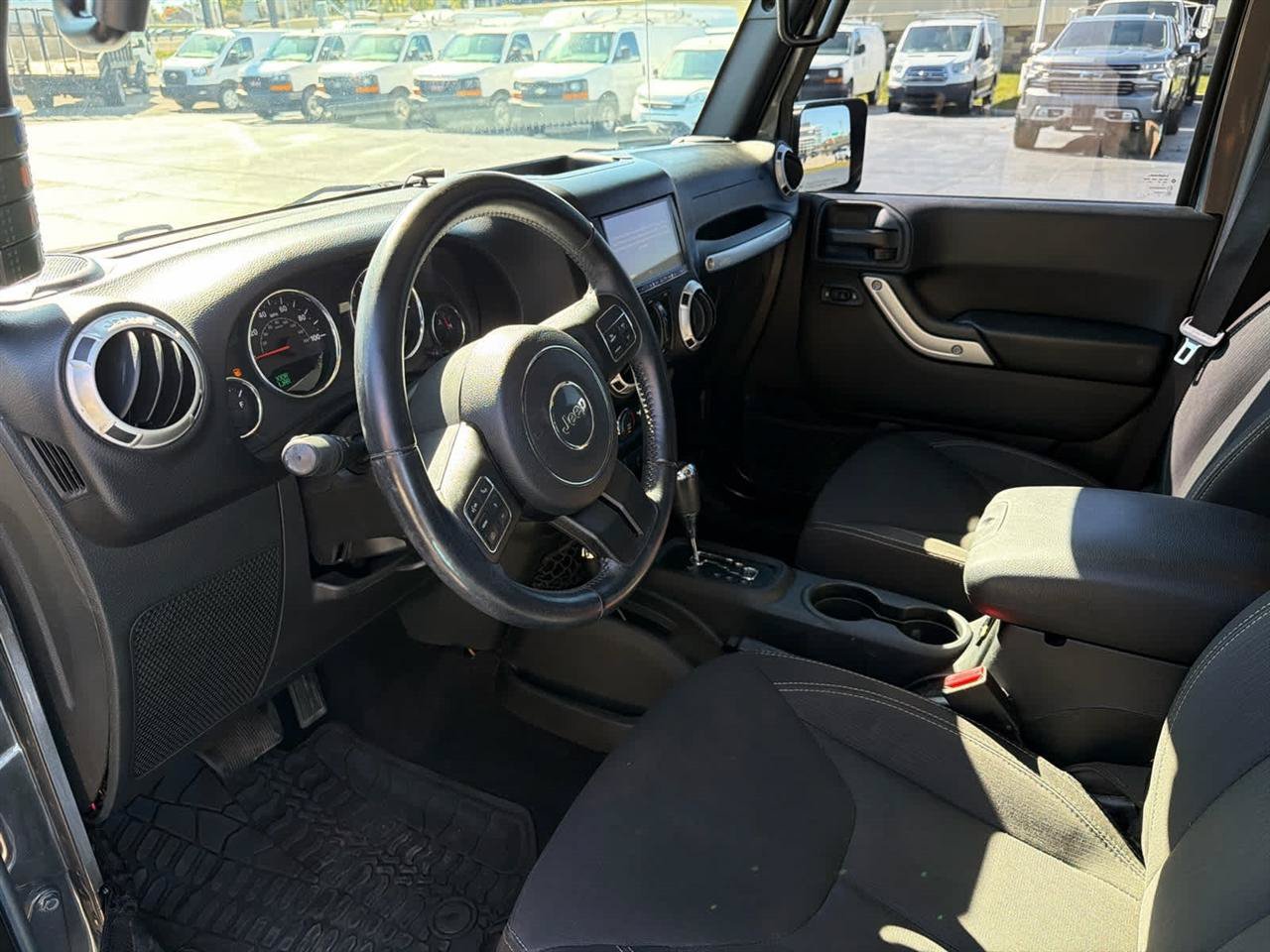 Used 2017 Jeep Wrangler Unlimited Sahara w/ Connectivity Group AWD/4WD image 9