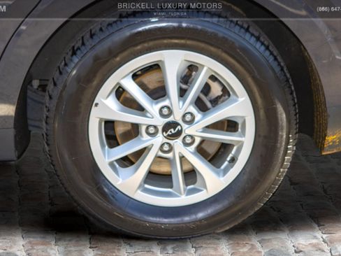 Used 2022 Kia Carnival LX image 32