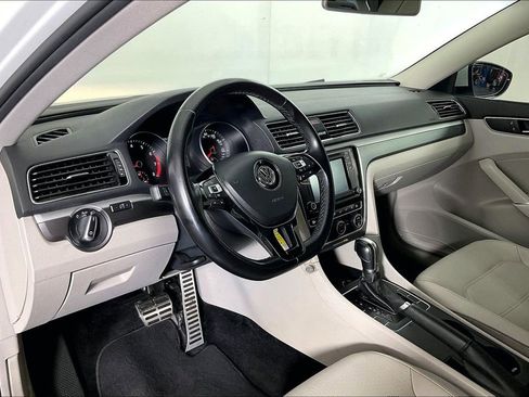 Used 2018 Volkswagen Passat 2.0T R-Line FWD image 17