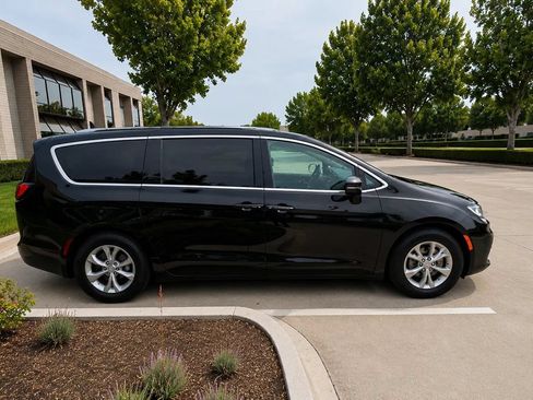 Used 2026 Chrysler Pacifica Limited FWD image 10